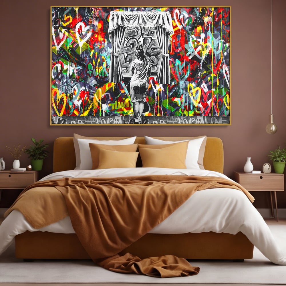 Tablou canvas cu tablou canvas cu graffiti urban si o silueta, in rama de aluminiu auriu, pe perete intr-un dormitor